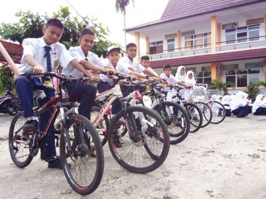 Program Sharinghappiness RZ, Siswa SMP Juara Pekanbaru Dapat Bantuan Sepeda