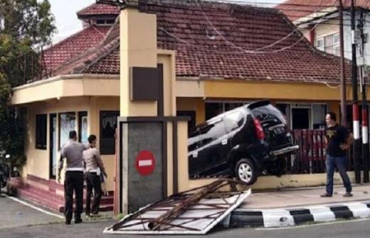 Hilang Kendali, Mobil Avanza Tabrak Pagar Kantor Polsek Kudus