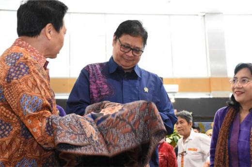 Berpihak dan Peduli Pekerja Migran Indonesia, Menko Airlangga Raih PMI Award 2021 Sebagai Tokoh Inspiratif