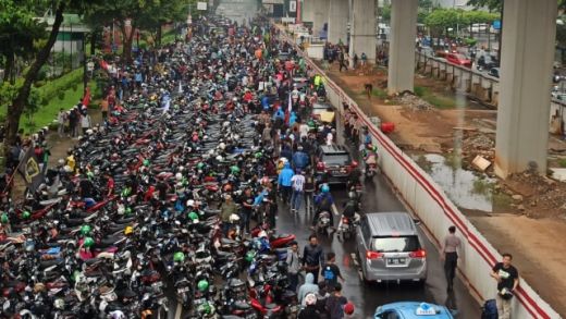 Tak Terima Ucapan Rasis Yasona Laoly, Warga Tanjung Priok Lumpuhkan Jalan Rasuna Said