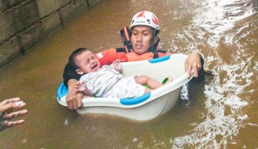 Dramatis... Perjuangan Hidup Mati Relawan Selamatkan Bayi yang Terjebak Banjir