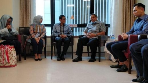 Doakan Ani Yudhoyono Sehat, Sandiaga Jenguk ke Singapura
