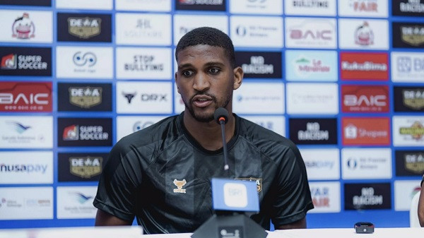 Damion Lowe Sebut Dewa United Fokus Hadapi Borneo FC