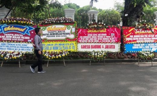 Tak Hanya di Kediaman Prabowo, Jokowi juga Kebanjiran Karangan Bunga di Istana
