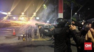 Massa Mulai Bakar-bakar di Tenabang, Polisi Kerahkan Water Cannon