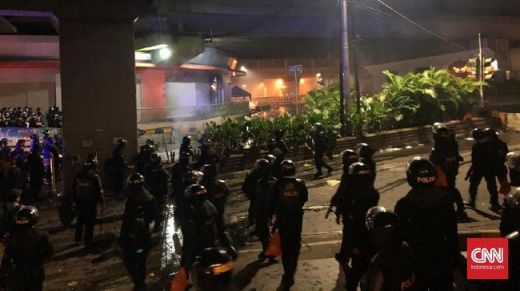 Tak Cuma Gas Air Mata, Polisi Mulai Gunakan Peluru Karet Bubarkan Massa