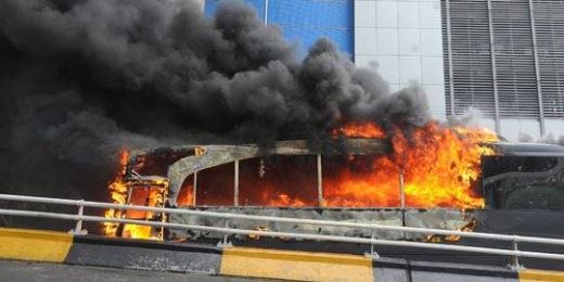 Massa Jarah Peluru Karet dan 5 Bus Brimob Dibakar di Flyover Slipi, Marinir dan Paskhas Turun Tangan