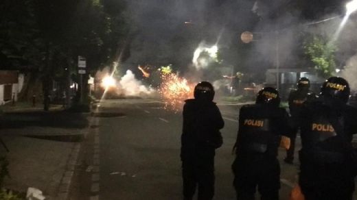 Rusuh Makin Meluas di Tenabang, Polisi Terus Tembaki Massa dengan Gas Air Mata dan Water Canon
