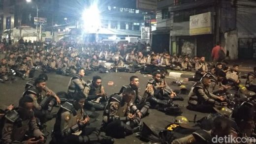 Dipimpin Tokoh Masyarakat, Polisi Selawatan di Flyover Slipi, Massa Pun Berhenti Lempar Petasan