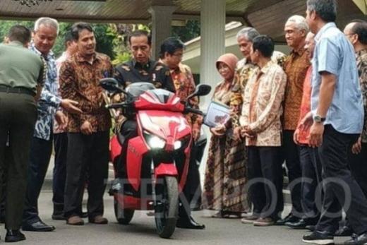 Hadapi dengan Senyuman: Bamsoet Ungkap Hikmah Prank Lelang Sepeda Motor Jokowi