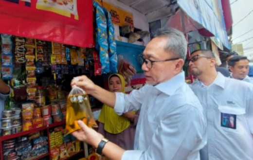 Sidak ke Warung Pangan dan Warung Gurih, Mendag Pastikan Harga Migor Rp14.000 dan Stok Aman