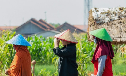 Dianggap Pencitraan Pakai Caping di Sawah, Puan: Panas Luar Biasa, Ini Pelindung Petani