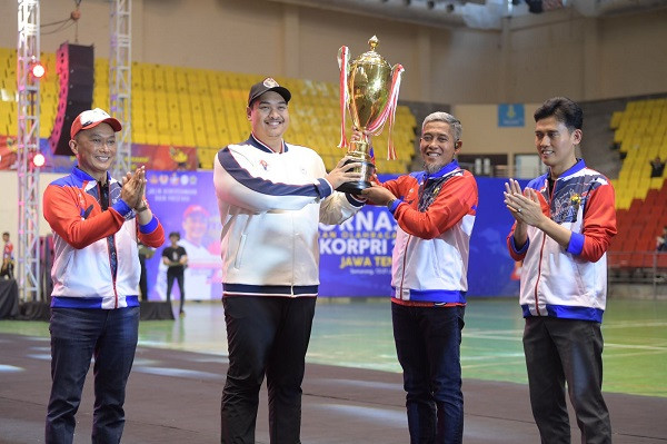 GoNews Serahkan Piala Juara Umum PORN