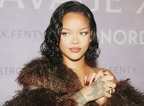 Rihanna Pamer Perut Hamil Saat Makan Malam di Restoran Favoritnya