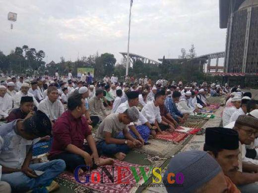 Ribuan Jamaah Membludak saat Salat Idul Adha di Halaman Kantor Gubernur