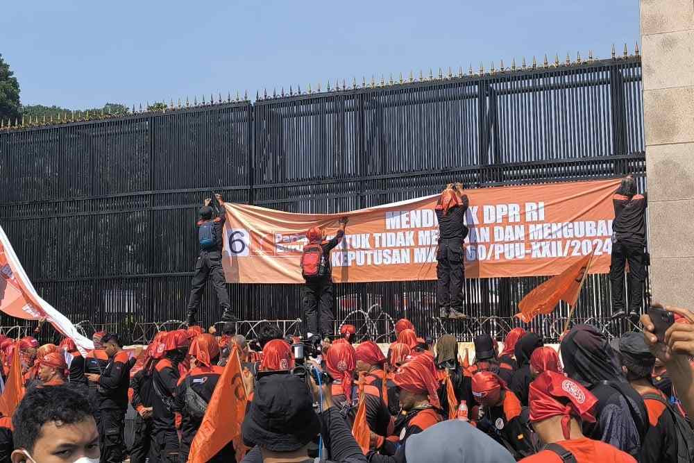 Ribuan Massa Sudah Padati Gerbang DPR RI, Polisi Kerahkan 2.000 Lebih Personil