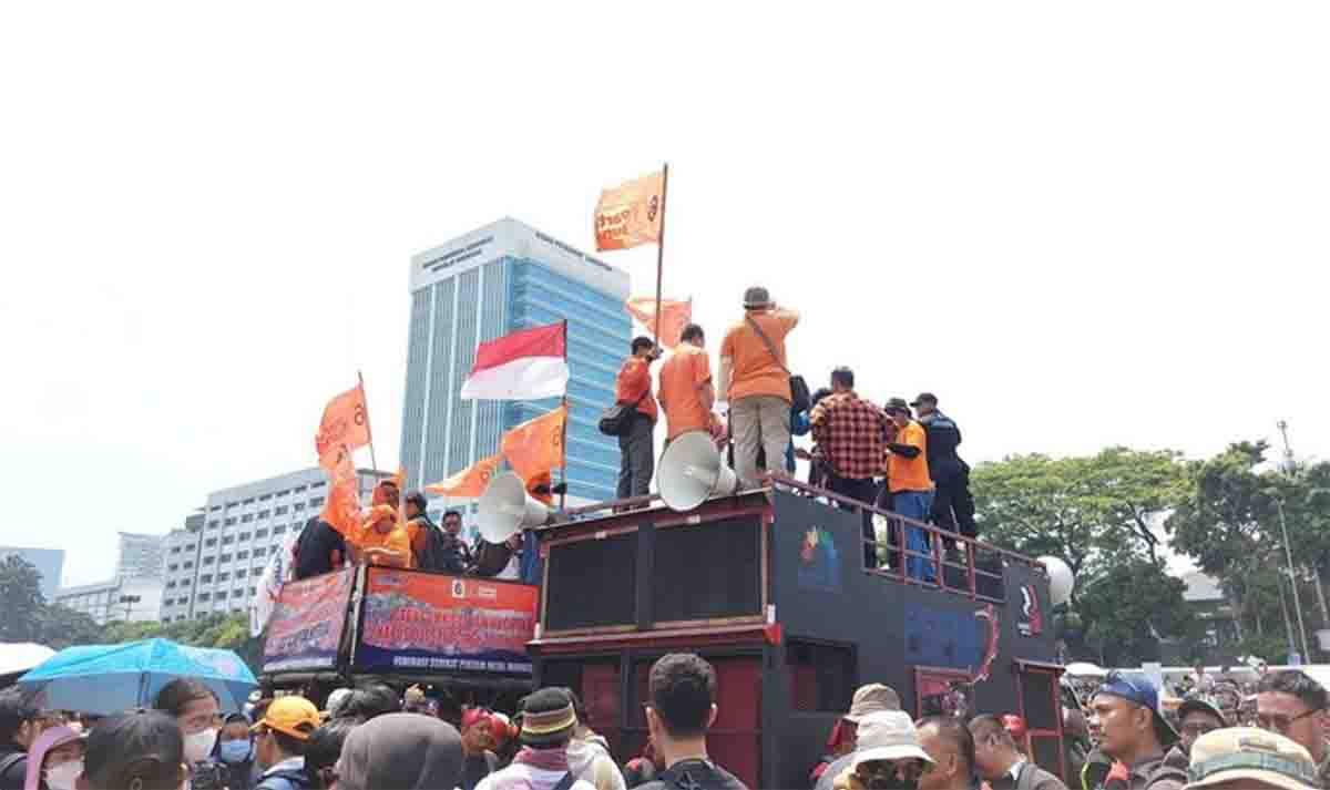 Buruh, Mahasiswa Hingga Akademisi Terus Mengalir ke DPR RI