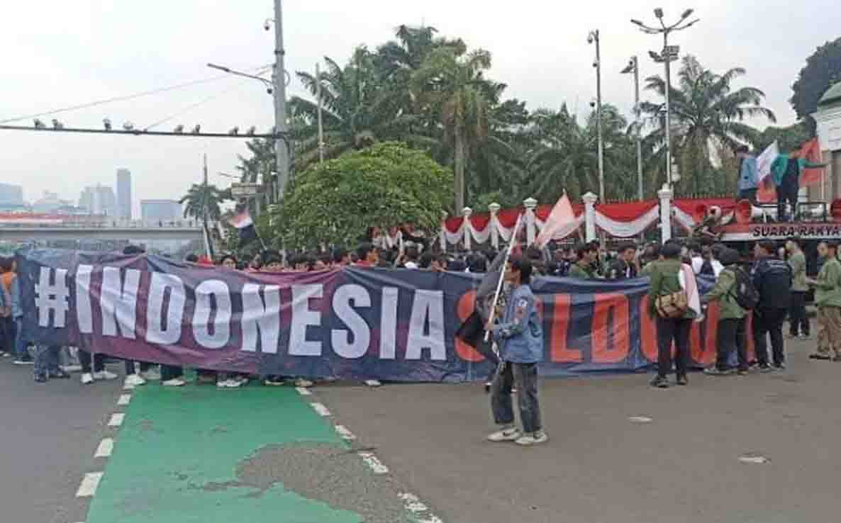 Mahasiswa Teriakkan “Indonesia Sold Out” di Depan DPR, Kritik Ketimpangan Akses Pendidikan