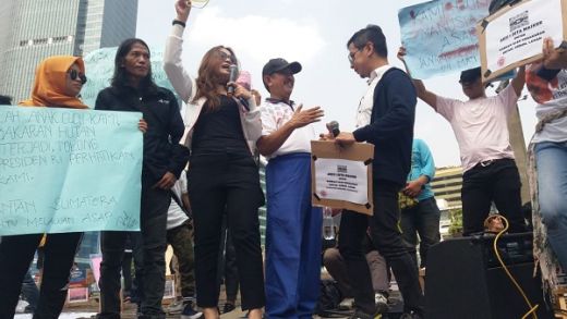 Aksi Sejuta Masker di CFD Jakarta, Jurnalis Peduli Asap: Tangkap dan Adili Perusahaan Pembakar Lahan!