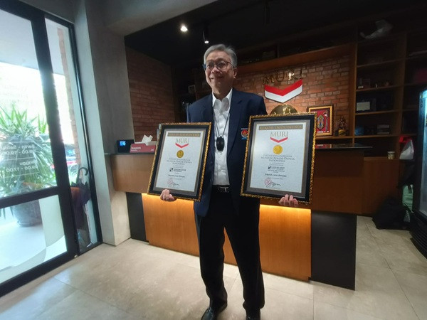 GoNews.co Eka Putra Wirya dengan piagam 