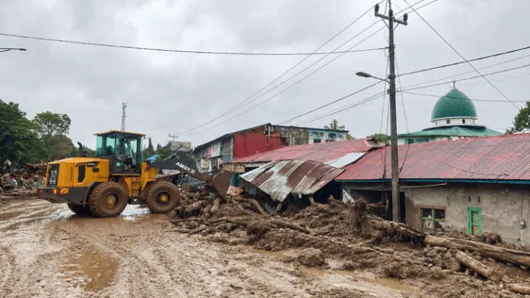 Banjir Bandang Terjang Pusat Pemerintahan Solok, Belasan Kantor dan Puluhan Kendaraan Tertimbun Lumpur