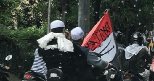 Coret Bendera Merah Putih, Warga Mojokerto Hanya Diperingatkan Polisi, Berbeda Nasibnya dengan Simpatisan FPI