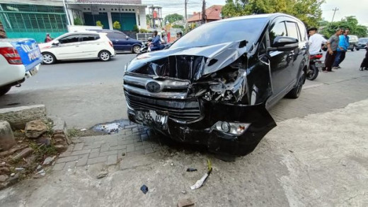 Mobil Anggota DPRD Jateng Tabrak Penjual Cilok di Semarang, 4 Orang Luka