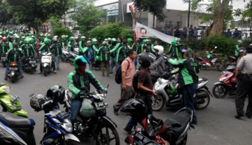 Saling Balas, Pengemudi Grab dan Go-Jek Sweeping Angkot, Bentrokan Pecah di Terminal Bogor