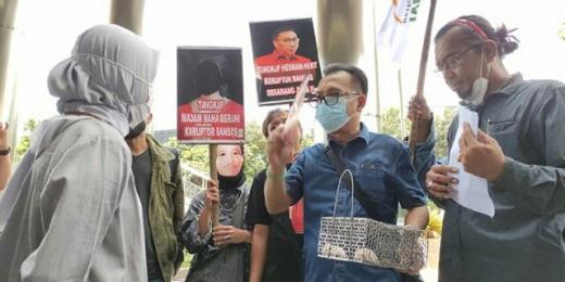 Sambangi KPK, ProDem: Tangkap Herman Herry dan Madam Maha Berani Koruptor Bansos