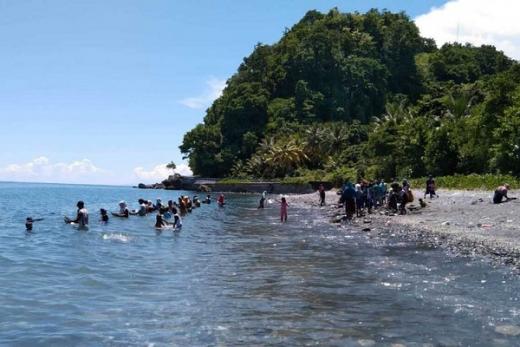 Heboh, Kilauan Emas Bermunculan, Warga Maluku Berdatangan ke Pesisir Pantai