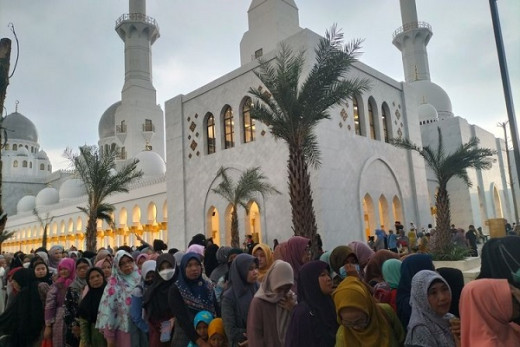 Buka Puasa Perdana, Pengurus Masjid Raya Sheikh Zayed Solo, Bagikan 6.000 Paket Takjil Gratis