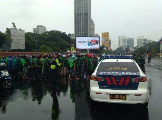 Ratusan Driver Ojek Online Demo di DPR, Arus Lalu Lintas Dialihkan