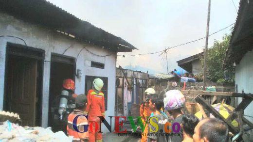 Breaking News: 5 Rumah di Kawasan Jalan Lily Pekanbaru Terbakar Hebat