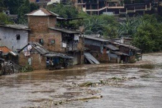 Kebakaran Pemukiman Bantaran Sungai, Anis Byarwati Turun Langsung Beri Bantuan
