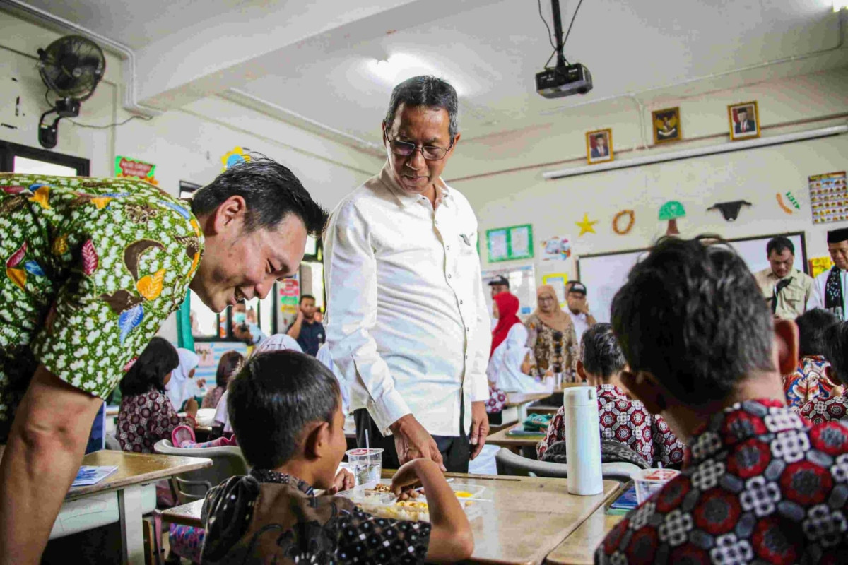 Pj Gubernur DKI Tinjau Sembako Murah dan Makan Bergizi Gratis di Rawa Badak Utara