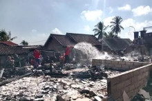 Petugas Gabungan Sisir Material Sisa Kebakaran 120 Rumah Adat di Kampung Sade