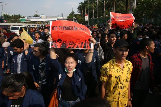 Saling Sindir Kubu Mahasiswa yang Pro dan Kontra RUU Demo di Depan DPR