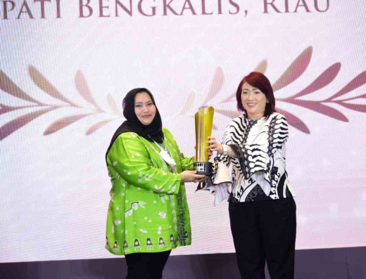 Satu-satunya di Riau, Bupati Kasmarni Terima Penghargaan Sebagai Kepala Daerah Perempuan Inspiratif