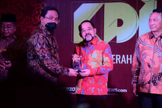 Sukses Berinovasi dalam Layanan Publik, Bupati Kasmarni Terima Penghargaan Kepala Daerah Inovatif dari MNC Portal Indonesia
