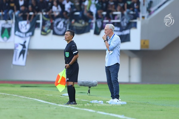 Joel Cornelli Bantah Terlalu Andalkan Pemain Asing Arema FC