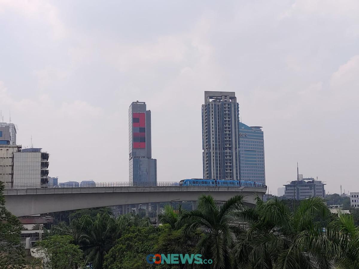 Langit Teduh Payungi Jakarta Pagi Ini