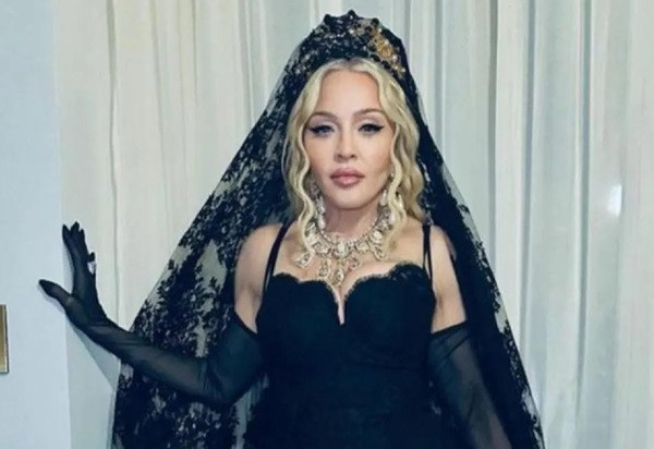 Madonna Pancarkan Pesona di Panggung Mode Milan dengan Gaya Elegan