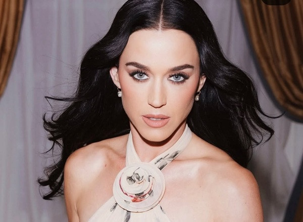 Katy Perry Rayakan Setahun Album 143