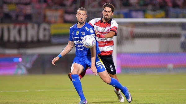 Hukuman Gol Menit Akhir bikin Persib Tumbang di Pamekasan