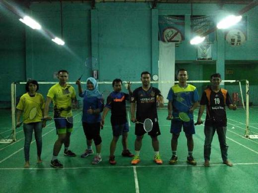 Jaga Kekompakan, Polresta Pekanbaru Gelar Main Badminton Bareng Wartawan