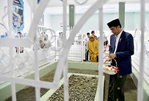Presiden Jokowi Ziarah ke Makam Pahlawan Nasional TGKH Muhammad Zainuddin Abdul Madjid