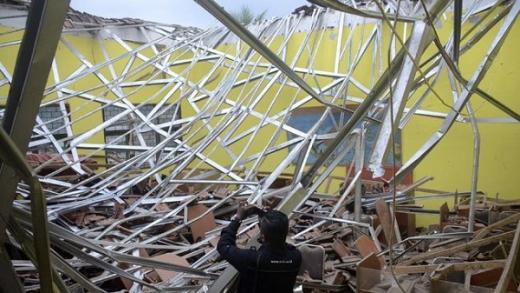 Dua Pekerja Tertimbun Reruntuhan Masjid Mamuju Roboh, Satu Tewas
