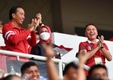 Mesranya Presiden Jokowi dan Iwan Bule Saat Nonton Piala AFF