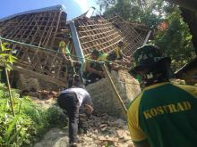 Prajurit Batalyon Mandala Yudha Kostrad Terjun Bantu Korban Gempa Banten