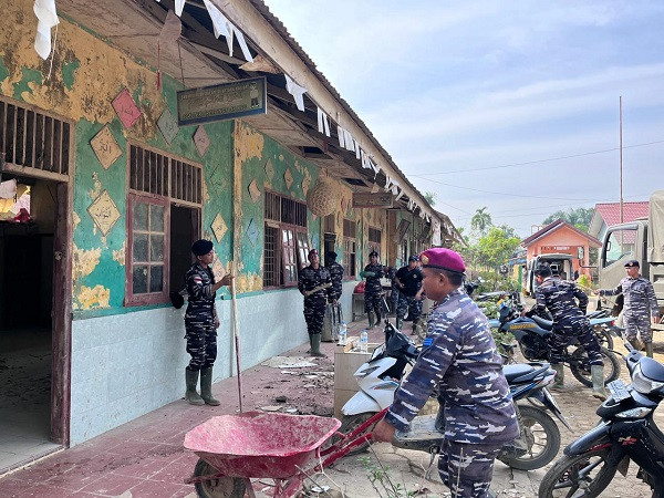 Bakti Yonif 8 Mar Pastikan Sekolah Bersih dari Sampah dan Sisa Banjir